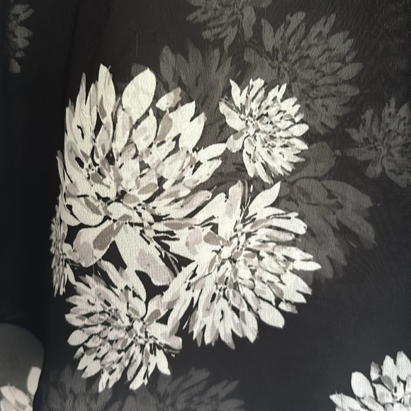 Ann Taylor Factory sheer top; black and white floral design; Large - Picture 3 of 8